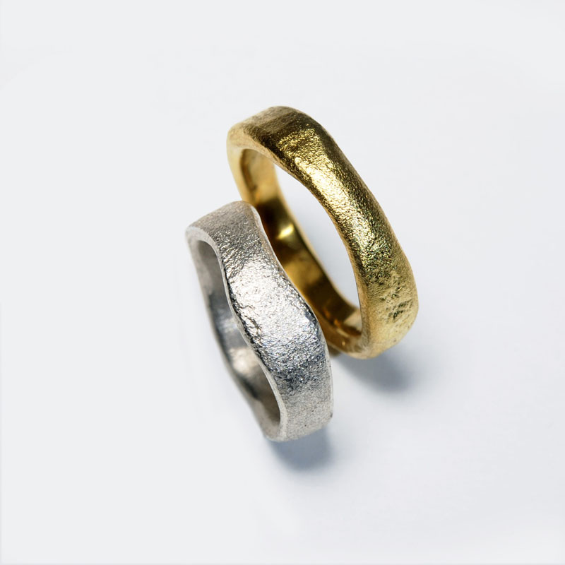 Trauringe Natur aus Silber und Gelbgold von Tanja Roolfs